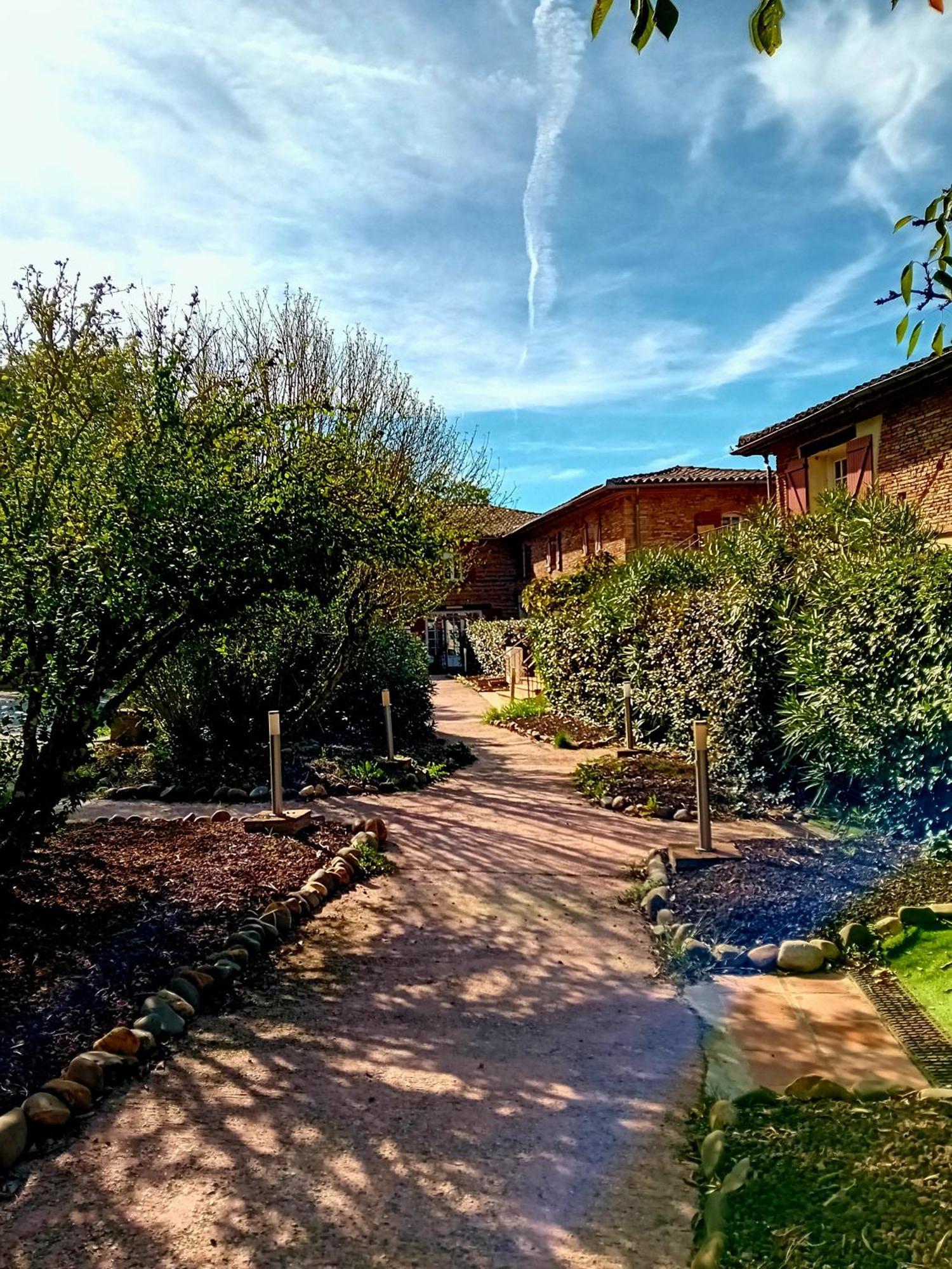 Logis Domaine De Peyrolade Bed & Breakfast Daux Bagian luar foto